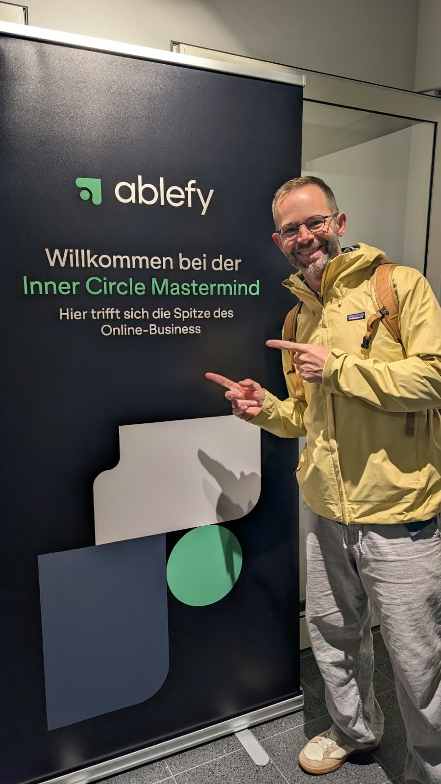 Hendrik vor dem ablefy Banner der Inner Circle Mastermind in Berlin