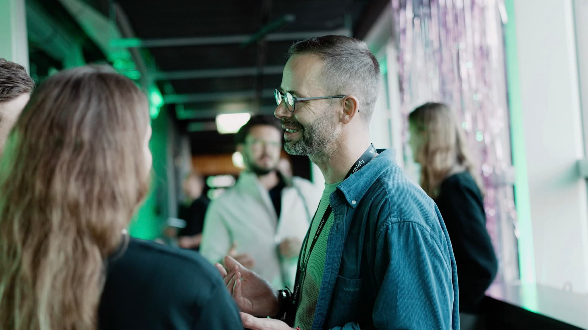 Hendrik im Gespräch mit Teilnehmenden bei der ablefy Inner Circle Mastermind in Berlin