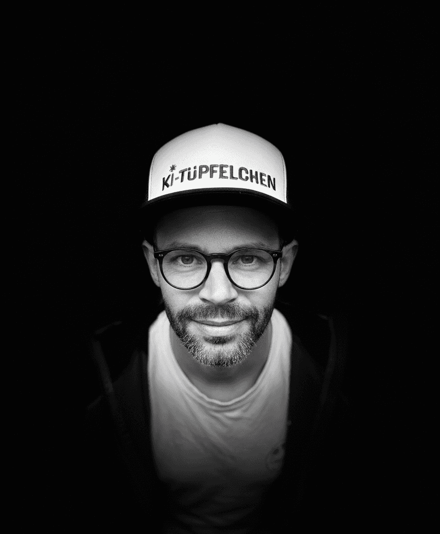 Hendrik Klein mit seiner KI-Tüpfelchen-Kappe